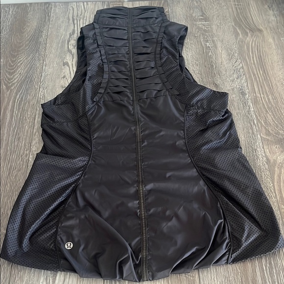 Lululemon Black Sleeveless Jacket - Picture 5 of 11